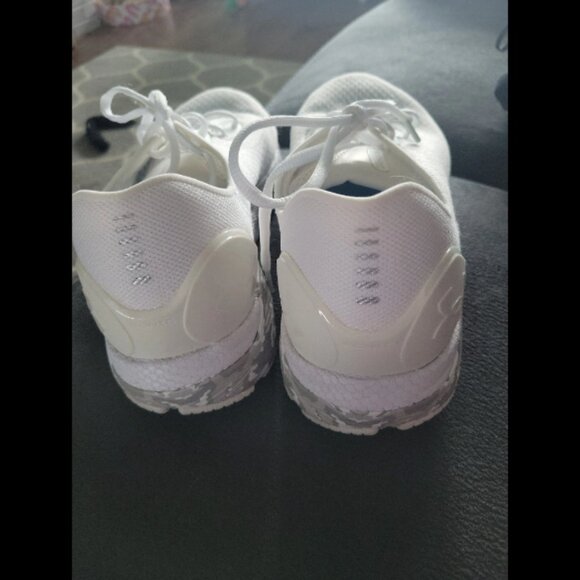 Men's size 11.5 Under Armour shoes - Picture 4 of 7